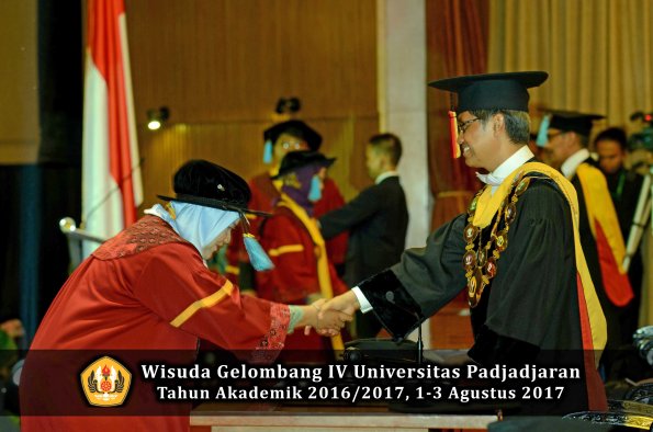Wisuda Unpad Gel IV TA 2016_2017 Fakultas ILMU BUDAYA oleh  Rektor 128