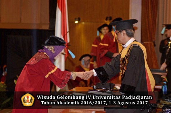 Wisuda Unpad Gel IV TA 2016_2017 Fakultas ILMU BUDAYA oleh  Rektor 129