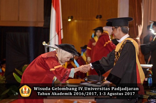 Wisuda Unpad Gel IV TA 2016_2017 Fakultas ILMU BUDAYA oleh  Rektor 138