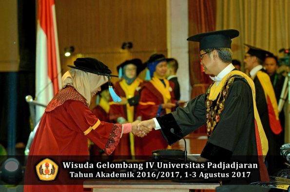 Wisuda Unpad Gel IV TA 2016_2017 Fakultas ILMU BUDAYA oleh  Rektor 141