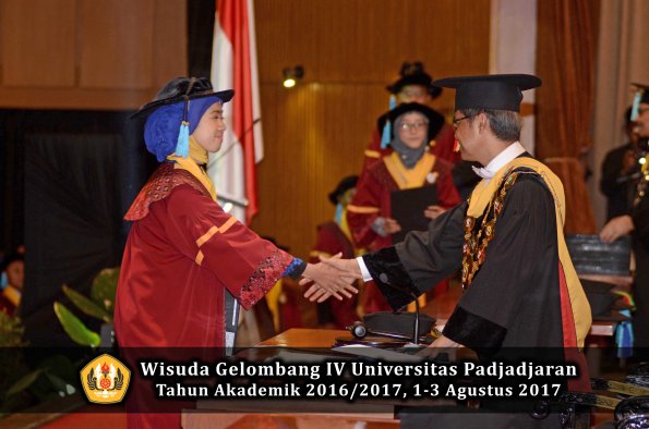 Wisuda Unpad Gel IV TA 2016_2017 Fakultas ILMU BUDAYA oleh  Rektor 142