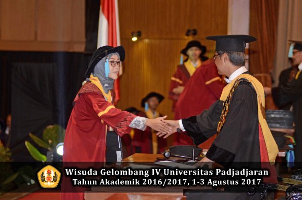 Wisuda Unpad Gel IV TA 2016_2017 Fakultas ILMU BUDAYA oleh  Rektor 143