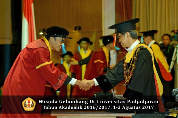 Wisuda Unpad Gel IV TA 2016_2017 Fakultas ILMU BUDAYA oleh  Rektor 144