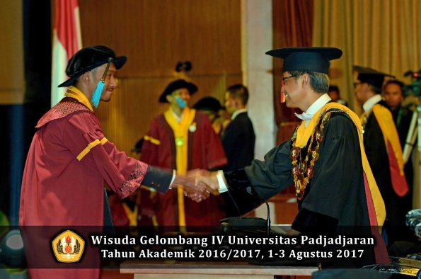 Wisuda Unpad Gel IV TA 2016_2017 Fakultas ILMU BUDAYA oleh  Rektor 146