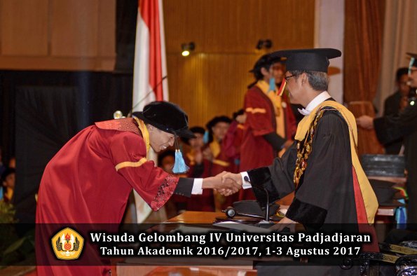 Wisuda Unpad Gel IV TA 2016_2017 Fakultas ILMU BUDAYA oleh  Rektor 147