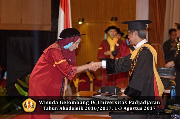 Wisuda Unpad Gel IV TA 2016_2017 Fakultas ILMU BUDAYA oleh  Rektor 150