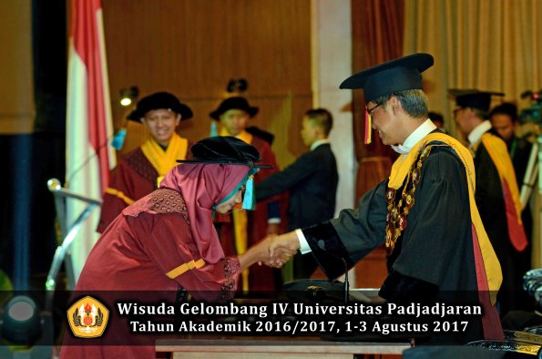Wisuda Unpad Gel IV TA 2016_2017 Fakultas ILMU BUDAYA oleh  Rektor 152