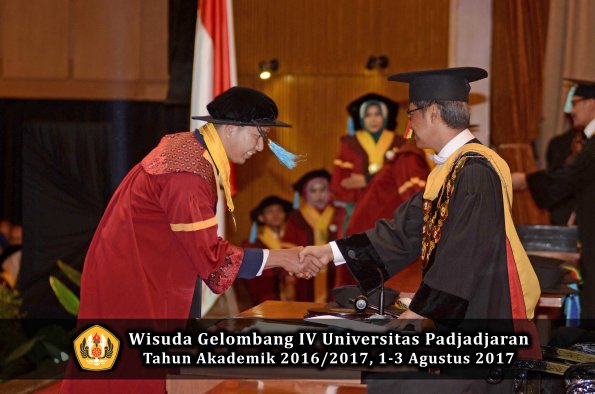 Wisuda Unpad Gel IV TA 2016_2017 Fakultas ILMU BUDAYA oleh  Rektor 153