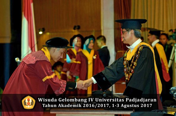Wisuda Unpad Gel IV TA 2016_2017 Fakultas ILMU BUDAYA oleh  Rektor 154