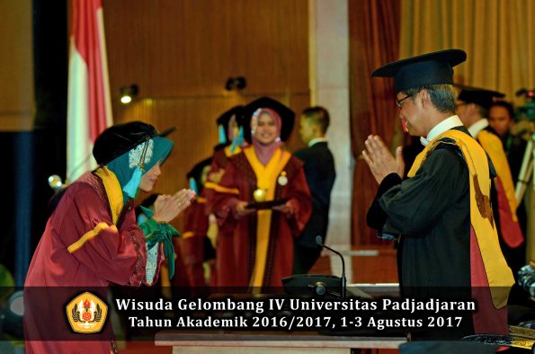 Wisuda Unpad Gel IV TA 2016_2017 Fakultas ILMU BUDAYA oleh  Rektor 155