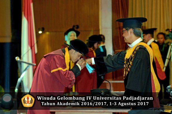 Wisuda Unpad Gel IV TA 2016_2017 Fakultas ILMU BUDAYA oleh  Rektor 158