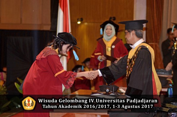 Wisuda Unpad Gel IV TA 2016_2017 Fakultas ILMU BUDAYA oleh  Rektor 159