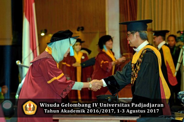 Wisuda Unpad Gel IV TA 2016_2017 Fakultas ILMU BUDAYA oleh  Rektor 160