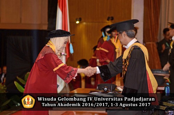 Wisuda Unpad Gel IV TA 2016_2017 Fakultas ILMU BUDAYA oleh  Rektor 163