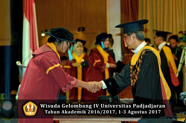 Wisuda Unpad Gel IV TA 2016_2017 Fakultas ILMU BUDAYA oleh  Rektor 164