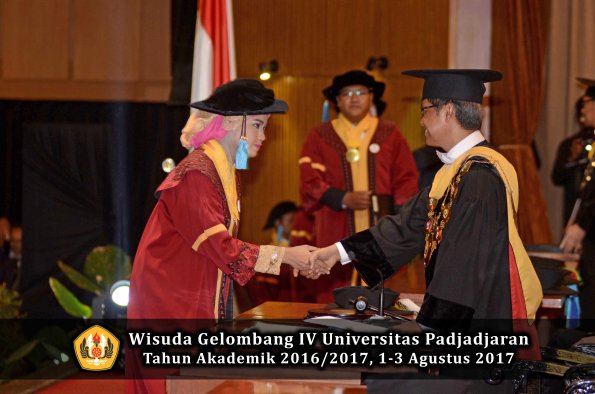 Wisuda Unpad Gel IV TA 2016_2017 Fakultas ILMU BUDAYA oleh  Rektor 170