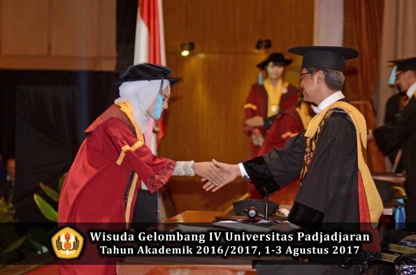 Wisuda Unpad Gel IV TA 2016_2017 Fakultas ILMU BUDAYA oleh  Rektor 174