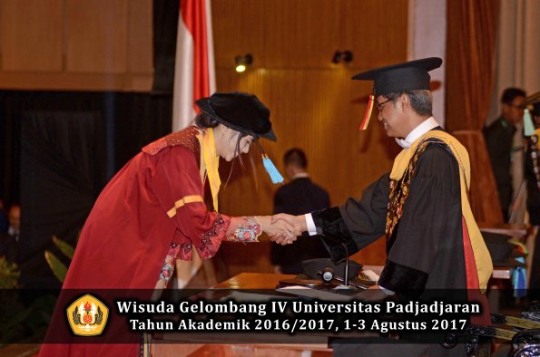 Wisuda Unpad Gel IV TA 2016_2017 Fakultas ILMU BUDAYA oleh  Rektor 176