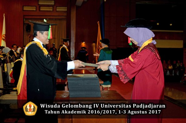 Wisuda Unpad Gel IV TA 2016_2017 Fakultas M I P A oleh  Dekan 003