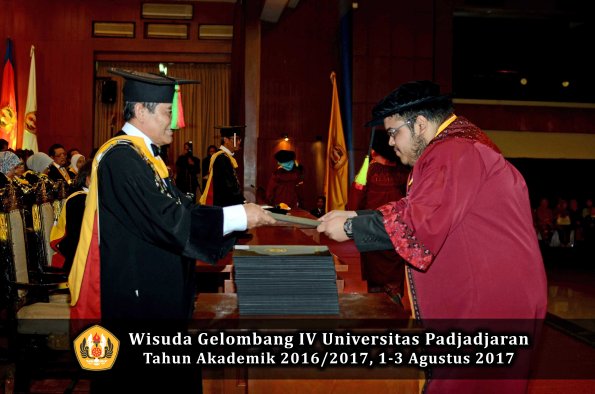 Wisuda Unpad Gel IV TA 2016_2017 Fakultas M I P A oleh  Dekan 006