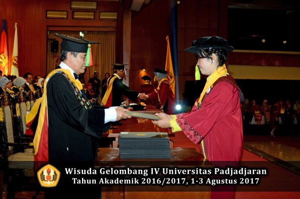 Wisuda Unpad Gel IV TA 2016_2017 Fakultas M I P A oleh  Dekan 016