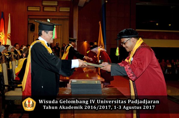Wisuda Unpad Gel IV TA 2016_2017 Fakultas M I P A oleh  Dekan 020