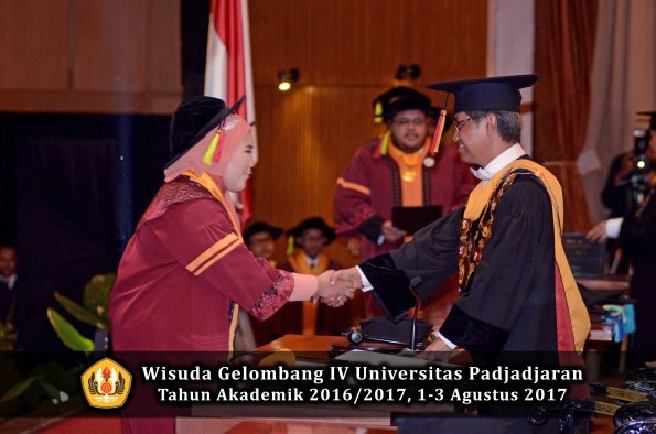 Wisuda Unpad Gel IV TA 2016_2017 Fakultas M I P A oleh  Rektor 005