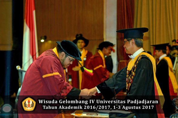 Wisuda Unpad Gel IV TA 2016_2017 Fakultas M I P A oleh  Rektor 006