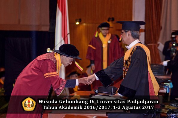 Wisuda Unpad Gel IV TA 2016_2017 Fakultas M I P A oleh  Rektor 009