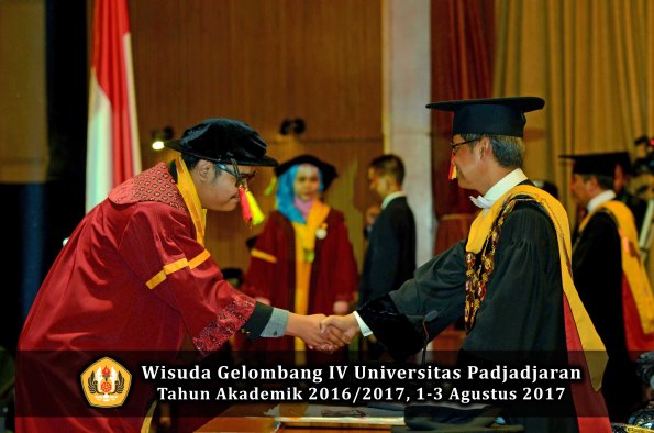 Wisuda Unpad Gel IV TA 2016_2017 Fakultas M I P A oleh  Rektor 010