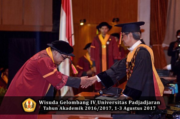 Wisuda Unpad Gel IV TA 2016_2017 Fakultas M I P A oleh  Rektor 020