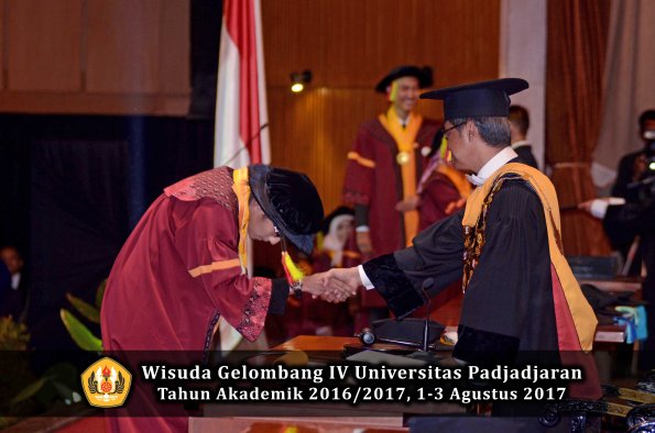 Wisuda Unpad Gel IV TA 2016_2017 Fakultas M I P A oleh  Rektor 022