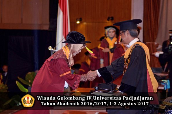 Wisuda Unpad Gel IV TA 2016_2017 Fakultas M I P A oleh  Rektor 025