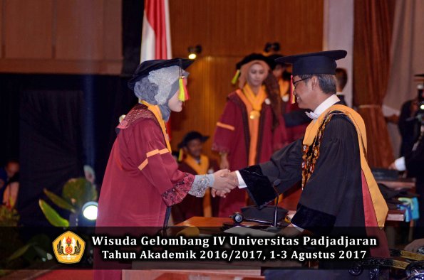 Wisuda Unpad Gel IV TA 2016_2017 Fakultas M I P A oleh  Rektor 027