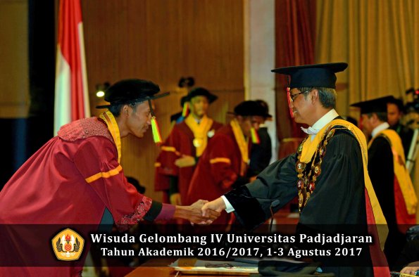 Wisuda Unpad Gel IV TA 2016_2017 Fakultas M I P A oleh  Rektor 030