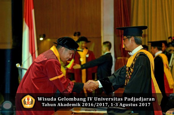 Wisuda Unpad Gel IV TA 2016_2017 Fakultas M I P A oleh  Rektor 031