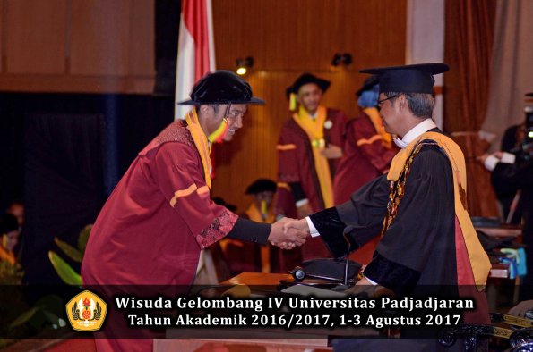 Wisuda Unpad Gel IV TA 2016_2017 Fakultas M I P A oleh  Rektor 032