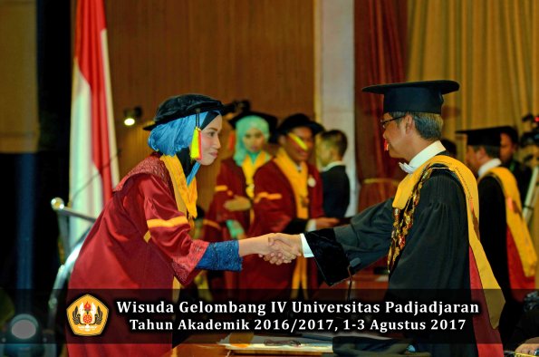Wisuda Unpad Gel IV TA 2016_2017 Fakultas M I P A oleh  Rektor 033