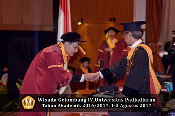 Wisuda Unpad Gel IV TA 2016_2017 Fakultas M I P A oleh  Rektor 034