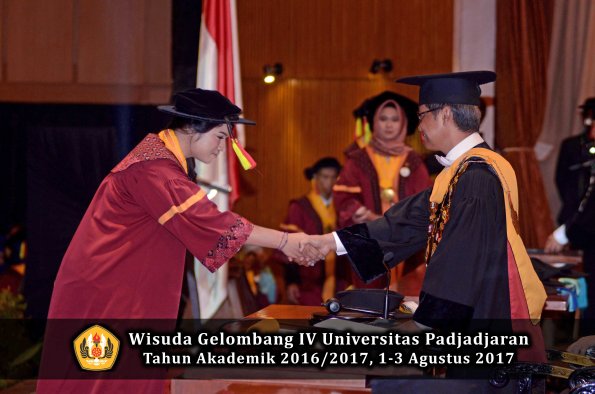 Wisuda Unpad Gel IV TA 2016_2017 Fakultas M I P A oleh  Rektor 038