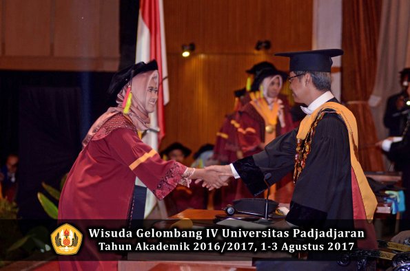 Wisuda Unpad Gel IV TA 2016_2017 Fakultas M I P A oleh  Rektor 039