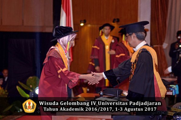 Wisuda Unpad Gel IV TA 2016_2017 Fakultas M I P A oleh  Rektor 040