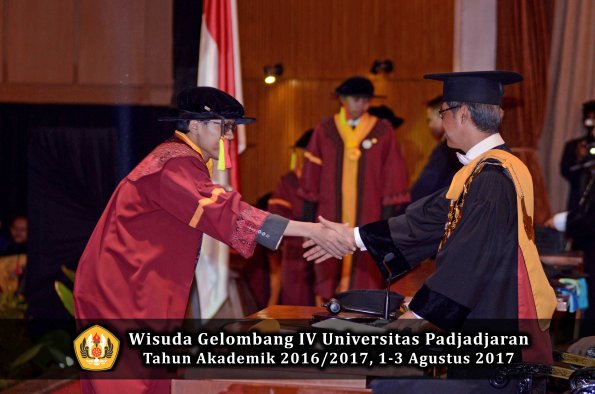 Wisuda Unpad Gel IV TA 2016_2017 Fakultas M I P A oleh  Rektor 056
