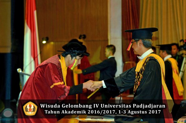 Wisuda Unpad Gel IV TA 2016_2017 Fakultas M I P A oleh  Rektor 058