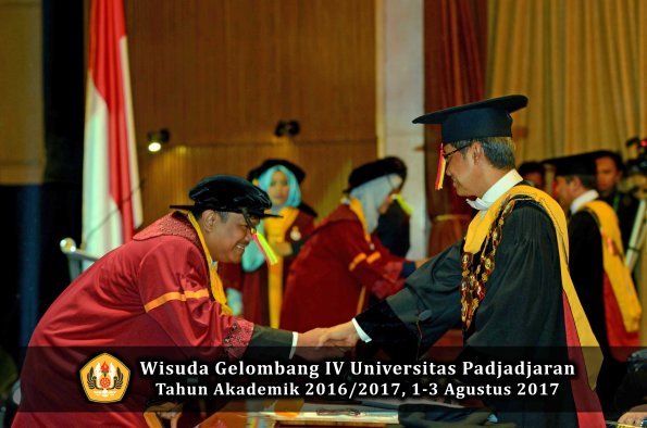 Wisuda Unpad Gel IV TA 2016_2017 Fakultas M I P A oleh  Rektor 060