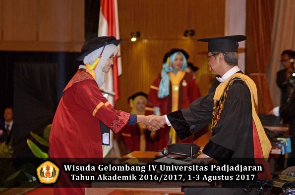 Wisuda Unpad Gel IV TA 2016_2017 Fakultas M I P A oleh  Rektor 061