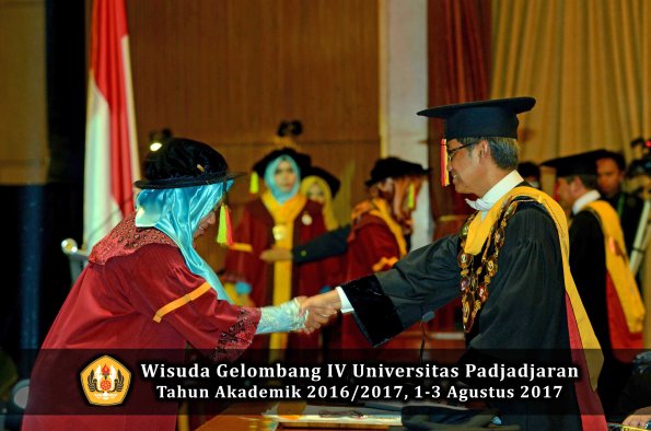 Wisuda Unpad Gel IV TA 2016_2017 Fakultas M I P A oleh  Rektor 062