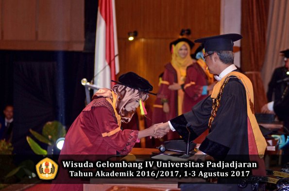 Wisuda Unpad Gel IV TA 2016_2017 Fakultas M I P A oleh  Rektor 063