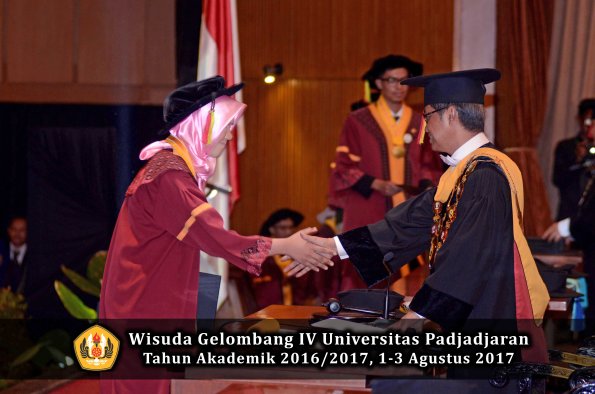 Wisuda Unpad Gel IV TA 2016_2017 Fakultas M I P A oleh  Rektor 067