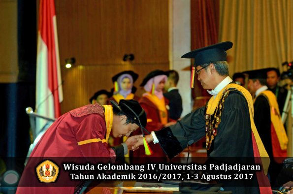 Wisuda Unpad Gel IV TA 2016_2017 Fakultas M I P A oleh  Rektor 069